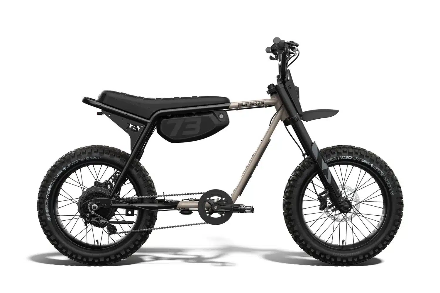 Ein graues Super73-Z Adventure Series E-Bike mit breiten Reifen und schwarzem Sattel, freigestellt auf weißem Hintergrund.