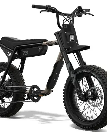 Ein mattschwarzes Super73-Z Adventure Series E-Bike mit breiten Stollenreifen und einer markanten Front mit Scheinwerfer und Schutzblech.