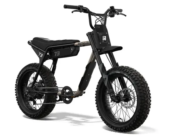 Ein mattschwarzes Super73-Z Adventure Series E-Bike mit breiten Stollenreifen und einer markanten Front mit Scheinwerfer und Schutzblech.