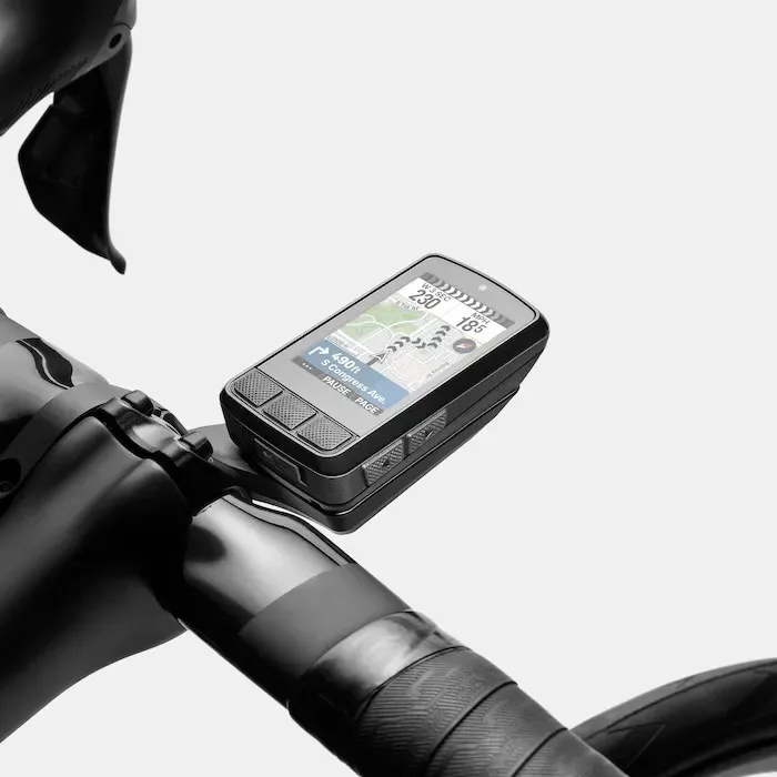 Wahoo ELEMNT BOLT 3 GPS-Fahrradcomputer montiert am Fahrradlenker mit farbigem Navigationsdisplay