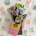 Adventskalender für Radfahrer mit bunten, einzeln verpackten Stickern aus Vinylfolie, umgeben von verschiedenen Motivstickern