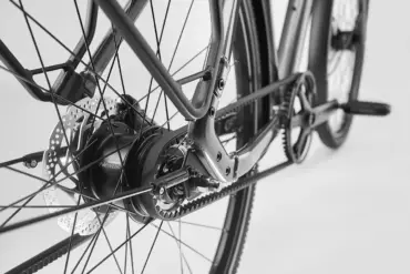 Detailaufnahme des Antriebsstrangs eines Diamant Mahon Style Plus Fahrrads, Fokus auf die Shimano Nexus 8-Gang Nabenschaltung und den Gates CenterTrack Riemenantrieb, inklusive Kassette und Bremsscheibe.