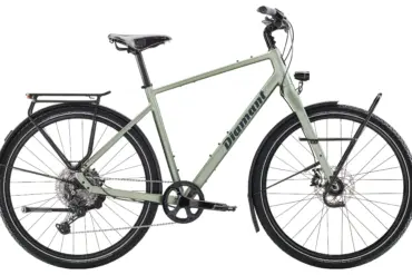 Grünes Trekkingrad der Marke Diamant mit Gepäckträgern vorne und hinten, Scheibenbremsen und breiten Reifen, Modell Mahon World.