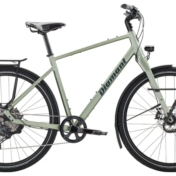 Grünes Trekkingrad der Marke Diamant mit Gepäckträgern vorne und hinten, Scheibenbremsen und breiten Reifen, Modell Mahon World.