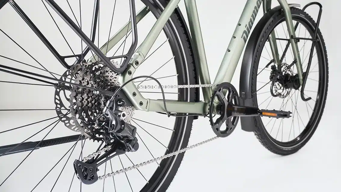 Detailfoto vom Diamant Nhoma Stepover Gravelbike zeigt Antrieb, Schaltung und Gepäckträger