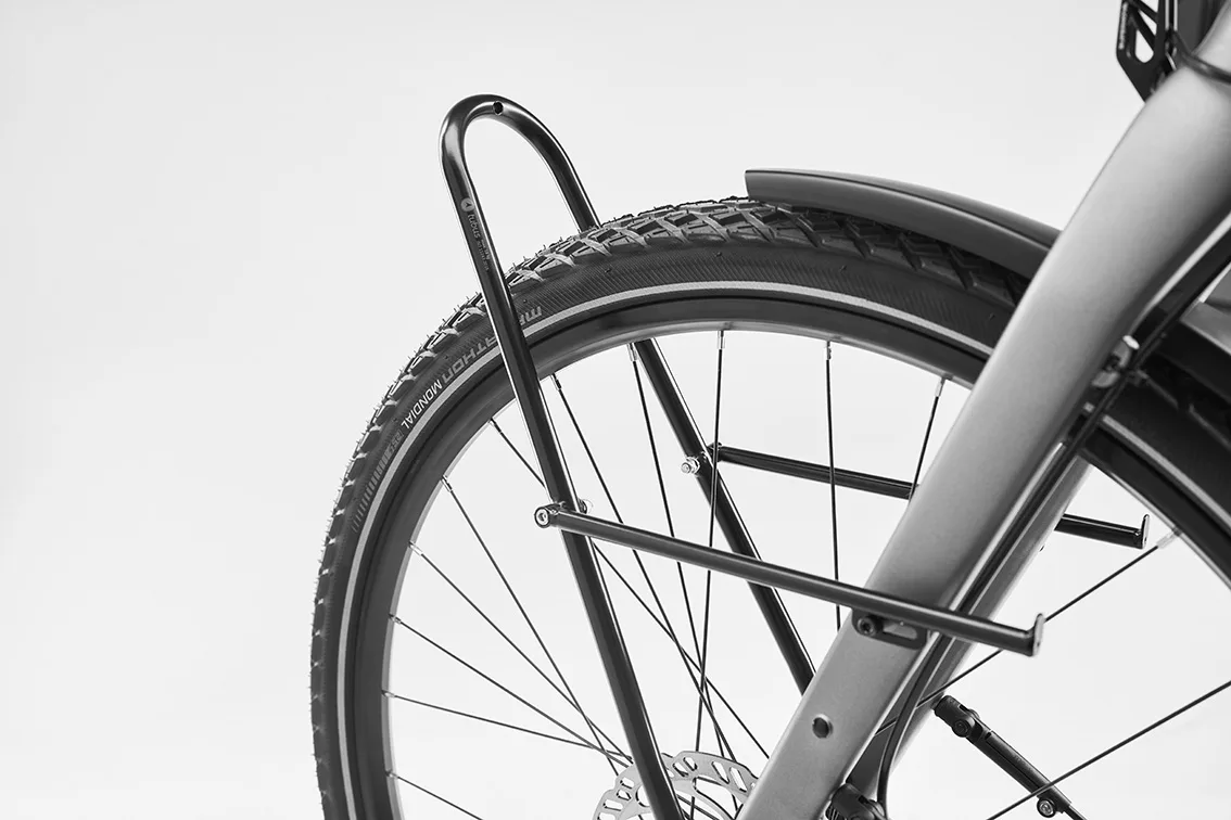 Das Hinterrad eines Diamant Nhoma Stepover Gravelbikes mit Schutzblech und Gepäckträger in Nahaufnahme