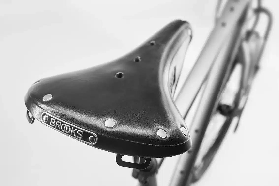 Detailaufnahme eines schwarzen Brooks Ledersattels, montiert auf einem Fahrradrahmen