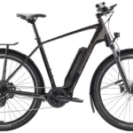 Diamant Zing Trip Core E-Bike, Stepover-Rahmen in Schwarz, mit Bosch-Motor, Akku, Schutzblechen und Gepäckträger, Seitenansicht