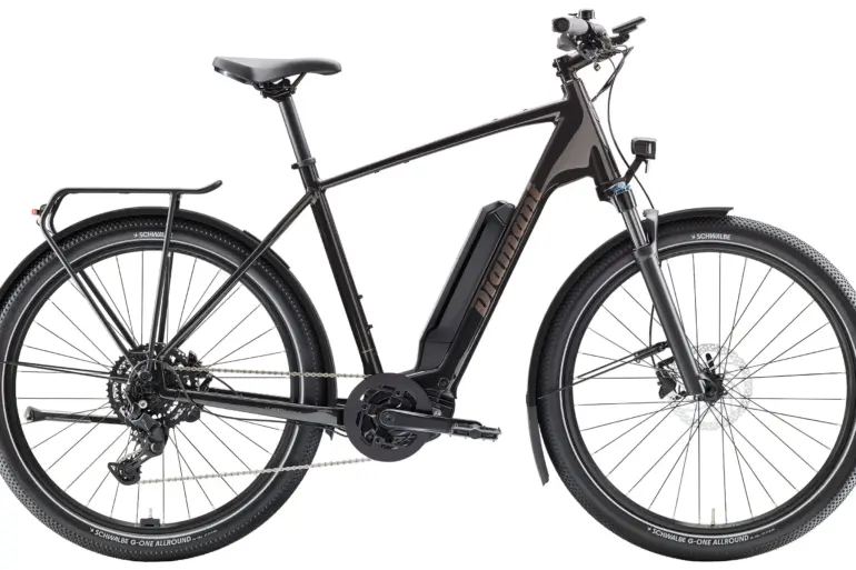Diamant Zing Trip Core E-Bike, Stepover-Rahmen in Schwarz, mit Bosch-Motor, Akku, Schutzblechen und Gepäckträger, Seitenansicht