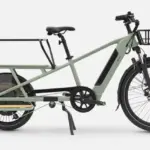 BTWIN Cargobike R500E Longtail E-Lastenfahrrad in hellgrün mit großem Heckgepäckträger und Frontkorb, Seitenansicht