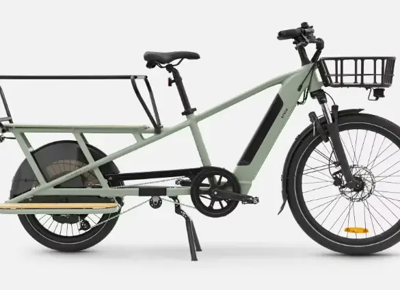 BTWIN Cargobike R500E Longtail E-Lastenfahrrad in hellgrün mit großem Heckgepäckträger und Frontkorb, Seitenansicht