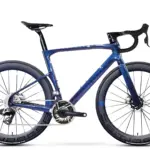 Ein Storck Fascenario.5 30th Edition Rennrad mit tiefblauem Metallic-Finish und Sternenmuster, präsentiert auf weißem Hintergrund.