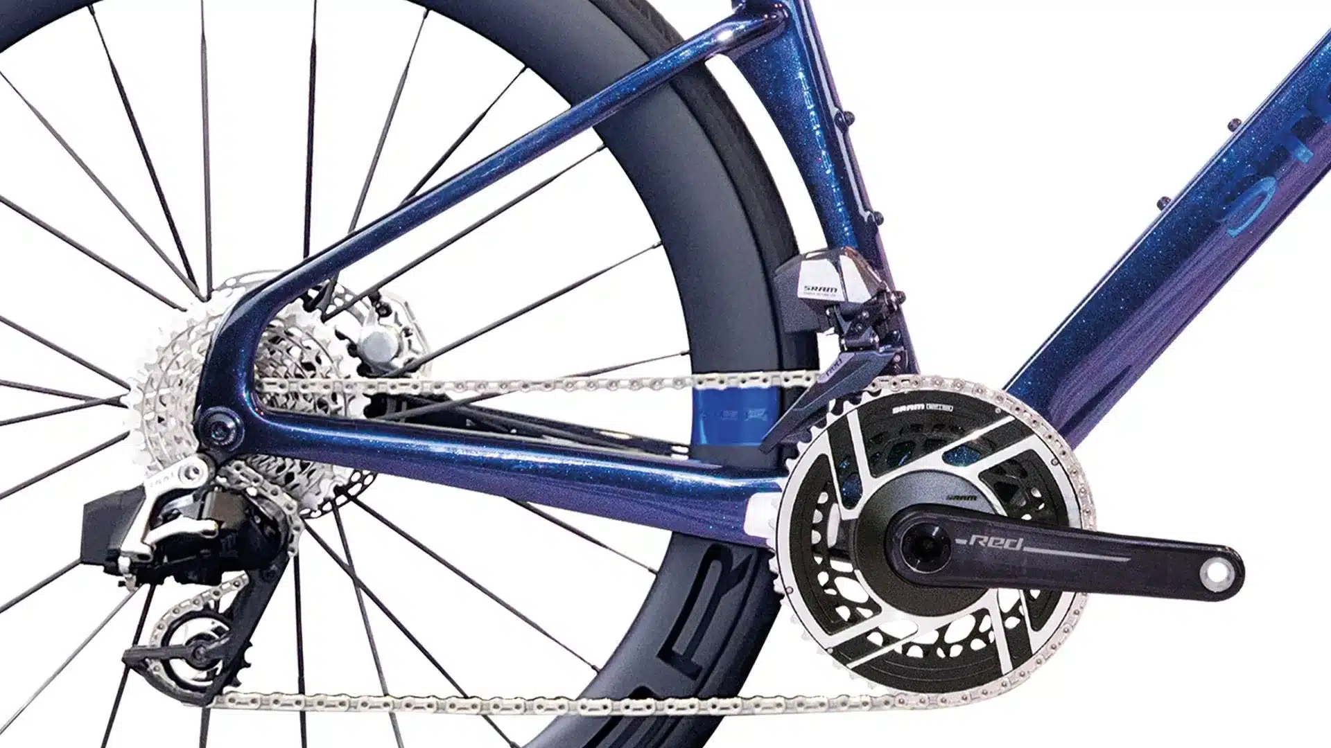Nahaufnahme des Antriebsstrangs eines dunkelblauen, glitzernden Rennrads, das das SRAM Red Kurbelgarnitur, die Kette und die Kassette zeigt.