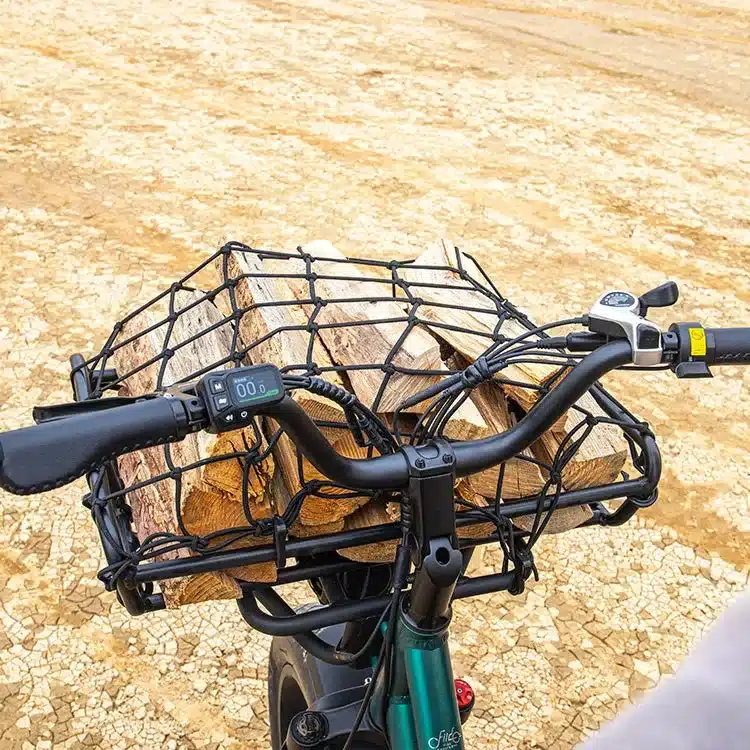 Lenker und Frontkorb eines Fiido T2 Cargo E-Bikes mit Holzladung auf Schotterweg