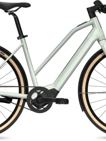 Das FLYER Upstreet SL 3.63 Trapez E-Bike in seitlicher Ansicht mit hellem Rahmen, Riemenantrieb, Schutzblechen und Gepäckträger