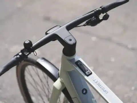 Nahaufnahme des Lenkers und Cockpits eines FLYER Upstreet SL 3.63 Trapez E-Bikes mit integriertem Display