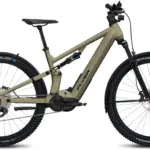 Seitenansicht des FLYER G1 Goroc X 2.10 E-Bikes aus dem Jahr 2023 mit Diamant-Rahmen, großvolumigen Reifen und integriertem Motor