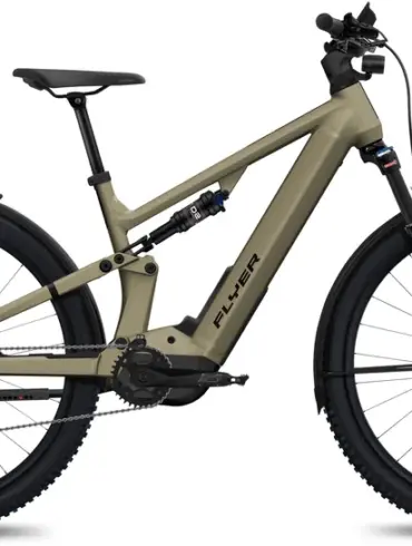 Seitenansicht des FLYER G1 Goroc X 2.10 E-Bikes aus dem Jahr 2023 mit Diamant-Rahmen, großvolumigen Reifen und integriertem Motor