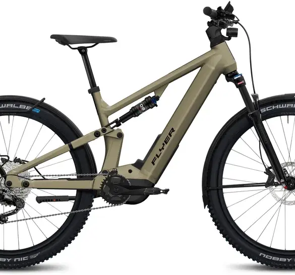 Seitenansicht des FLYER G1 Goroc X 2.10 E-Bikes aus dem Jahr 2023 mit Diamant-Rahmen, großvolumigen Reifen und integriertem Motor