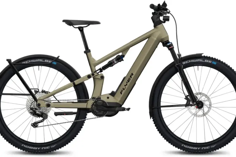 Seitenansicht des FLYER G1 Goroc X 2.10 E-Bikes aus dem Jahr 2023 mit Diamant-Rahmen, großvolumigen Reifen und integriertem Motor