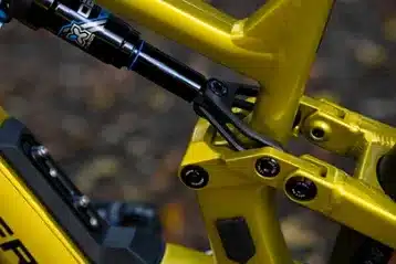 Nahaufnahme des gelben Aluminiumrahmens und der Federung eines G1 Goroc X 2.10 E-Bikes