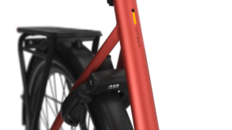 Detailaufnahme des Rahmens und Gepäckträgers eines Gazelle Ultimate C5+ E-Bikes in Metallic Orange