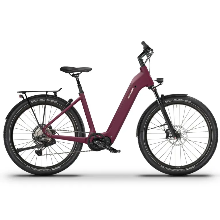 Ganzes Bild eines GRANDAMO Tereno E-Bikes in Bordeaux, mit Fokus auf den Wave-Rahmen, Shimano EP801 Mittelmotor, breite Schwalbe Reifen und AtranVelo Gepäckträger.