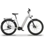 Ein weißes GRANDAMO Urbeno E-Bike mit tiefem Einstieg, schwarzen Schutzblechen, Gepäckträger und Riemenantrieb, abgebildet auf weißem Hintergrund.