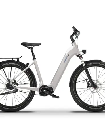 Ein weißes GRANDAMO Urbeno E-Bike mit tiefem Einstieg, schwarzen Schutzblechen, Gepäckträger und Riemenantrieb, abgebildet auf weißem Hintergrund.