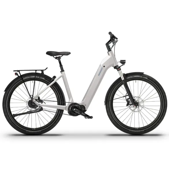 Ein weißes GRANDAMO Urbeno E-Bike mit tiefem Einstieg, schwarzen Schutzblechen, Gepäckträger und Riemenantrieb, abgebildet auf weißem Hintergrund.