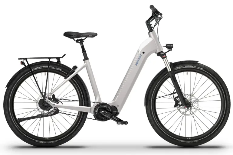 Ein weißes GRANDAMO Urbeno E-Bike mit tiefem Einstieg, schwarzen Schutzblechen, Gepäckträger und Riemenantrieb, abgebildet auf weißem Hintergrund.