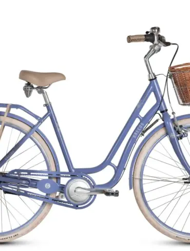 Nahaufnahme eines blauen Grecos Clara Touren Fahrrads mit beige-braunem Sattel und Lenkergriffen, einem Rattan-Korb vorne und einem Gepäckträger hinten, auf weißem Hintergrund.