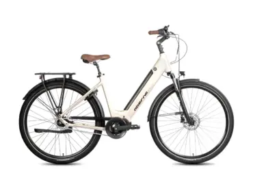Cremefarbenes Grecos Eli 1.0 Ananda Mono E-Bike mit schwarzem Gepäckträger, Federgabel und braunem Sattel, freigestellt vor weißem Hintergrund.