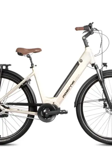 Cremefarbenes Grecos Eli 1.0 Ananda Mono E-Bike mit schwarzem Gepäckträger, Federgabel und braunem Sattel, freigestellt vor weißem Hintergrund.