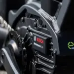 Nahaufnahme des Bosch Performance Line E-Bike Motors mit Kette und Kurbelgarnitur.