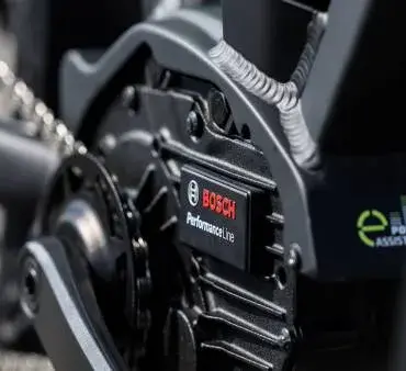 Nahaufnahme des Bosch Performance Line E-Bike Motors mit Kette und Kurbelgarnitur.