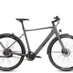 Ein dunkelgraues Grecos Eli Urban Singlespeed E-Bike mit Aluminiumrahmen, Riemenantrieb und Gepäckträger, isoliert auf weißem Hintergrund.