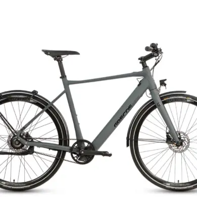 Ein dunkelgraues Grecos Eli Urban Singlespeed E-Bike mit Aluminiumrahmen, Riemenantrieb und Gepäckträger, isoliert auf weißem Hintergrund.
