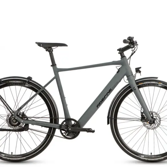 Ein dunkelgraues Grecos Eli Urban Singlespeed E-Bike mit Aluminiumrahmen, Riemenantrieb und Gepäckträger, isoliert auf weißem Hintergrund.