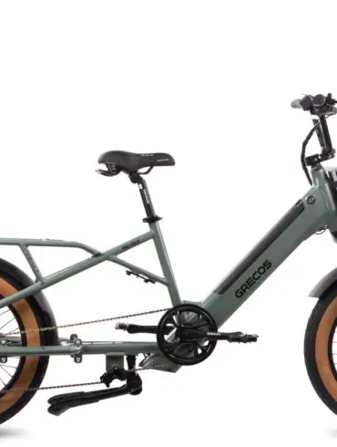 Grünes Grecos Pro Pack Longtail E-Lastenrad mit integriertem Gepäckträger vorne und hinten, auf weißem Hintergrund.