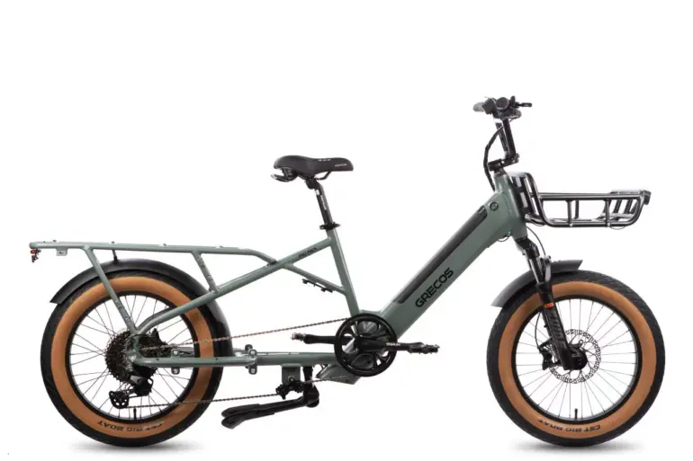 Grünes Grecos Pro Pack Longtail E-Lastenrad mit integriertem Gepäckträger vorne und hinten, auf weißem Hintergrund.
