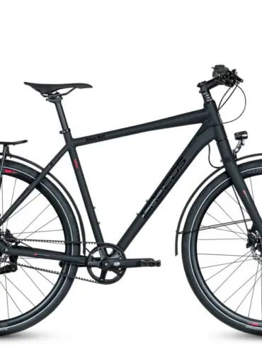 Ein schwarzes Grecos Urban Belt Diamant Fahrrad mit Riemenantrieb, Gepäckträger und Schutzblechen, isoliert vor einem weißen Hintergrund.