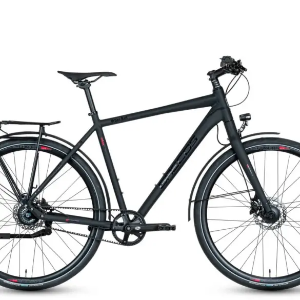 Ein schwarzes Grecos Urban Belt Diamant Fahrrad mit Riemenantrieb, Gepäckträger und Schutzblechen, isoliert vor einem weißen Hintergrund.