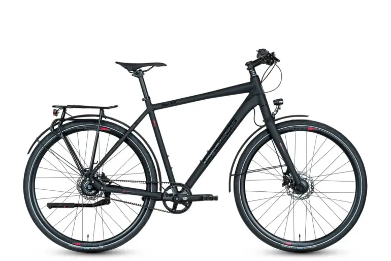 Ein schwarzes Grecos Urban Belt Diamant Fahrrad mit Riemenantrieb, Gepäckträger und Schutzblechen, isoliert vor einem weißen Hintergrund.