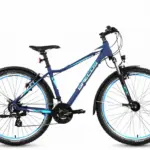 Ein dunkelblaues Grecos Wild Crossover Fahrrad mit Federgabel und Schutzblechen, fotografiert vor weißem Hintergrund.