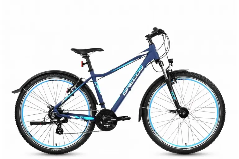 Ein dunkelblaues Grecos Wild Crossover Fahrrad mit Federgabel und Schutzblechen, fotografiert vor weißem Hintergrund.