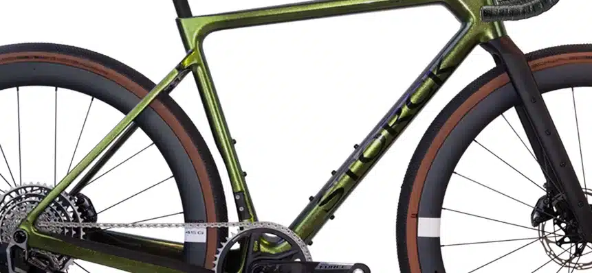 Detailansicht des grünen Storck GRIX.3 Gravelbikes, Fokus auf Rahmen, Gabel, Laufräder und Antriebsstrang.