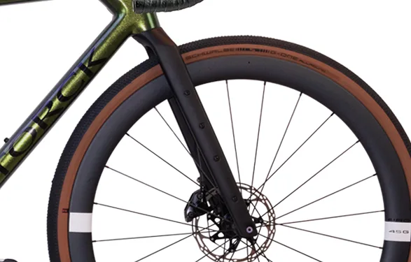 Vorderradgabel und Vorderrad eines Storck GRIX.3 Gravelbikes in glänzendem Carbon mit matten Akzenten.