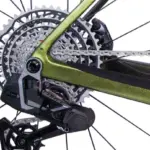 Nahaufnahme des grünen Rahmens mit einem SRAM Force XPLR Schaltwerk, einer Kassette und der Kette eines Fahrrads.