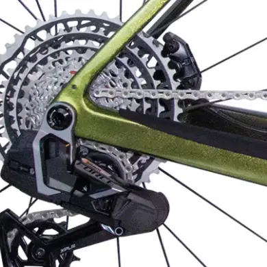 Nahaufnahme des grünen Rahmens mit einem SRAM Force XPLR Schaltwerk, einer Kassette und der Kette eines Fahrrads.